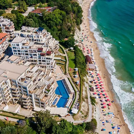 White Cliffs, Byala Apartmán